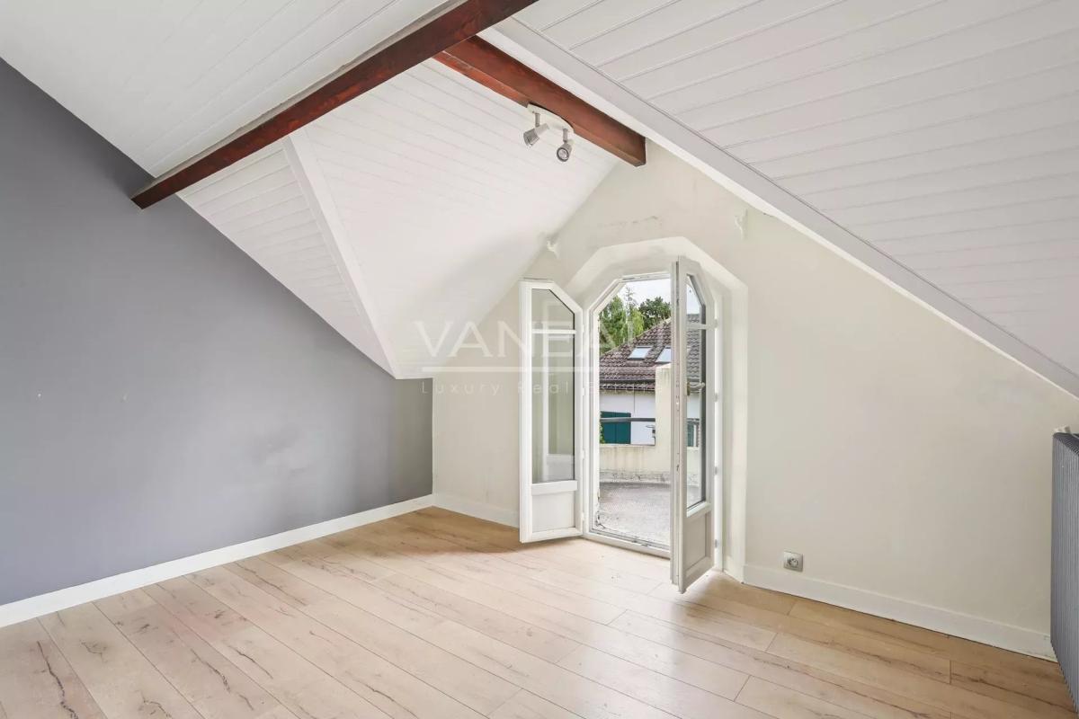 Sceaux (92330) - Villa de six pièces avec jardin fruitier -