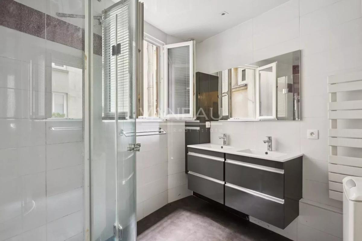 Paris IXe - Rue Mansart - Six pièces en triplex - Habitation et 