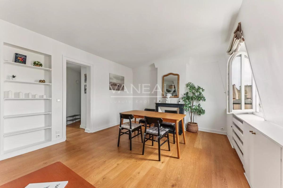 Paris VIIe - Saint Dominique - Etage élevé vue Tour Eiffel