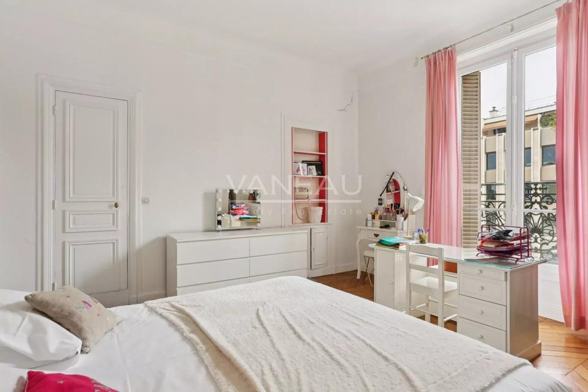 Paris VIIIe - A proximité du parc Monceau et de l’Etoile.