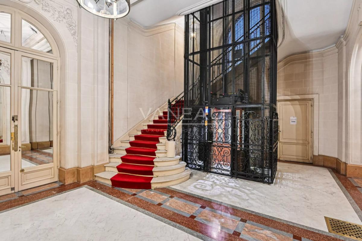 Paris IIème - Place Vendôme - Rare à la vente.