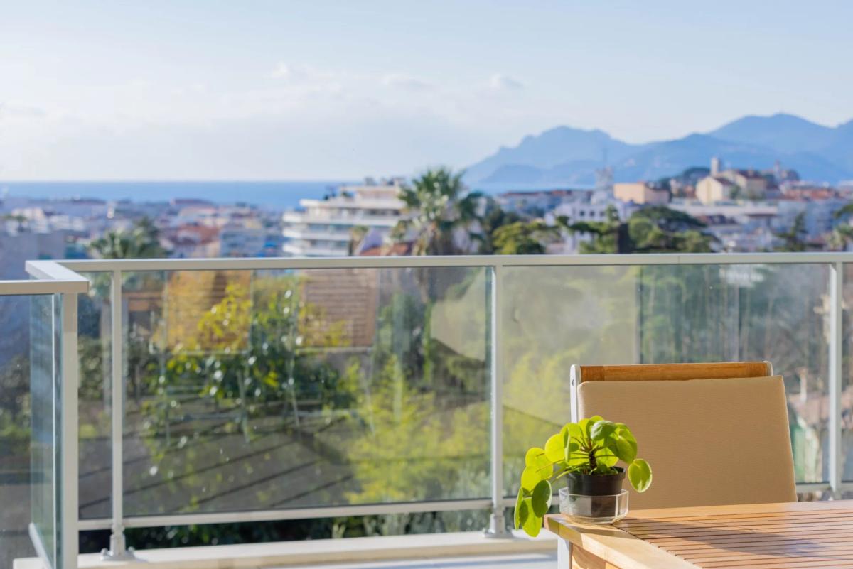 Cannes Montrose : Appartement en dernier étage, avec vue mer à v