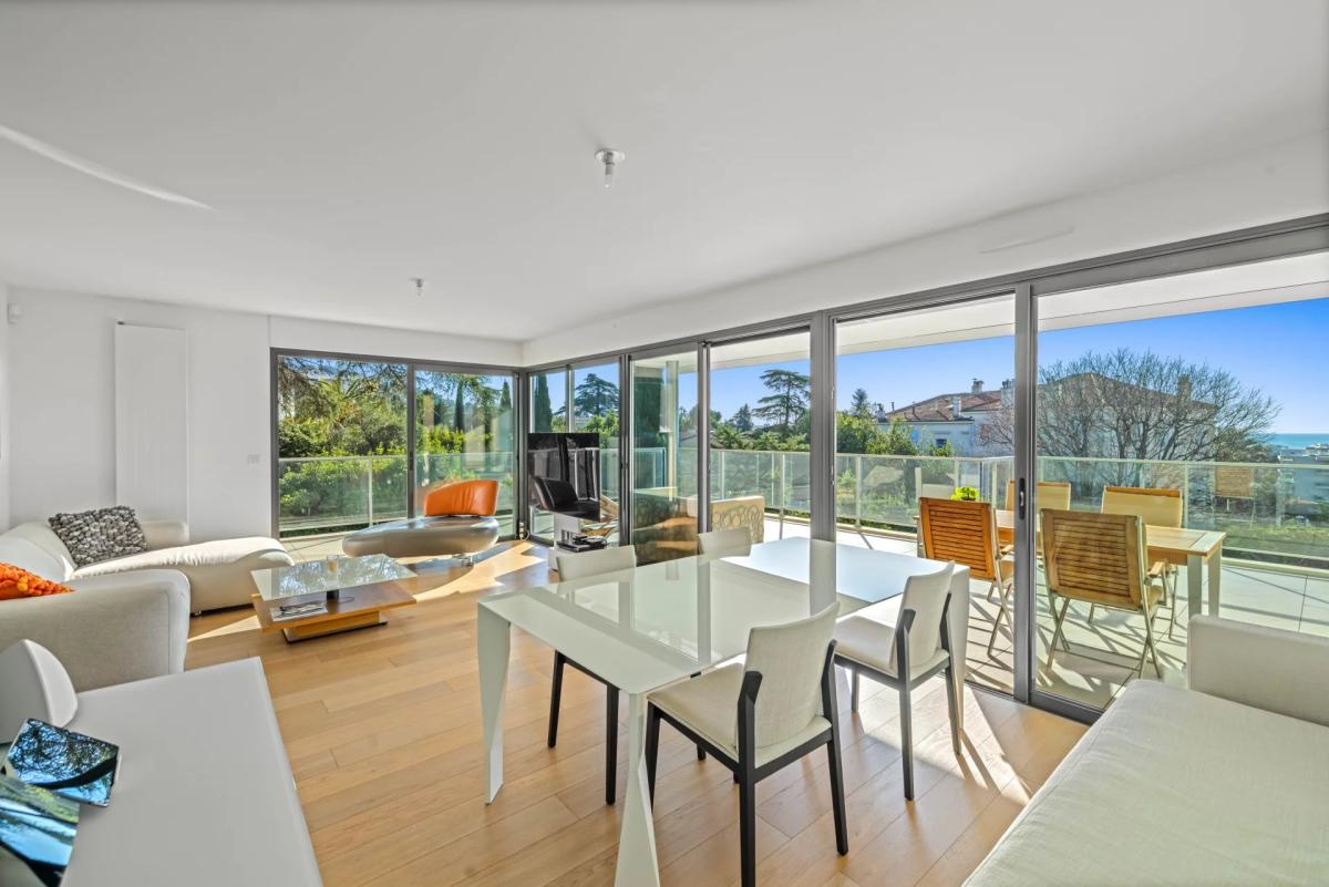 Cannes Montrose : Appartement en dernier étage, avec vue mer à v
