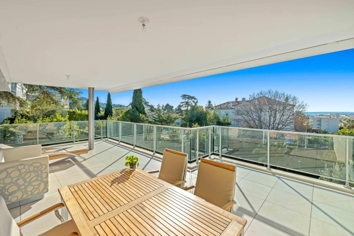 Cannes Montrose : Appartement en dernier étage, avec vue mer à v