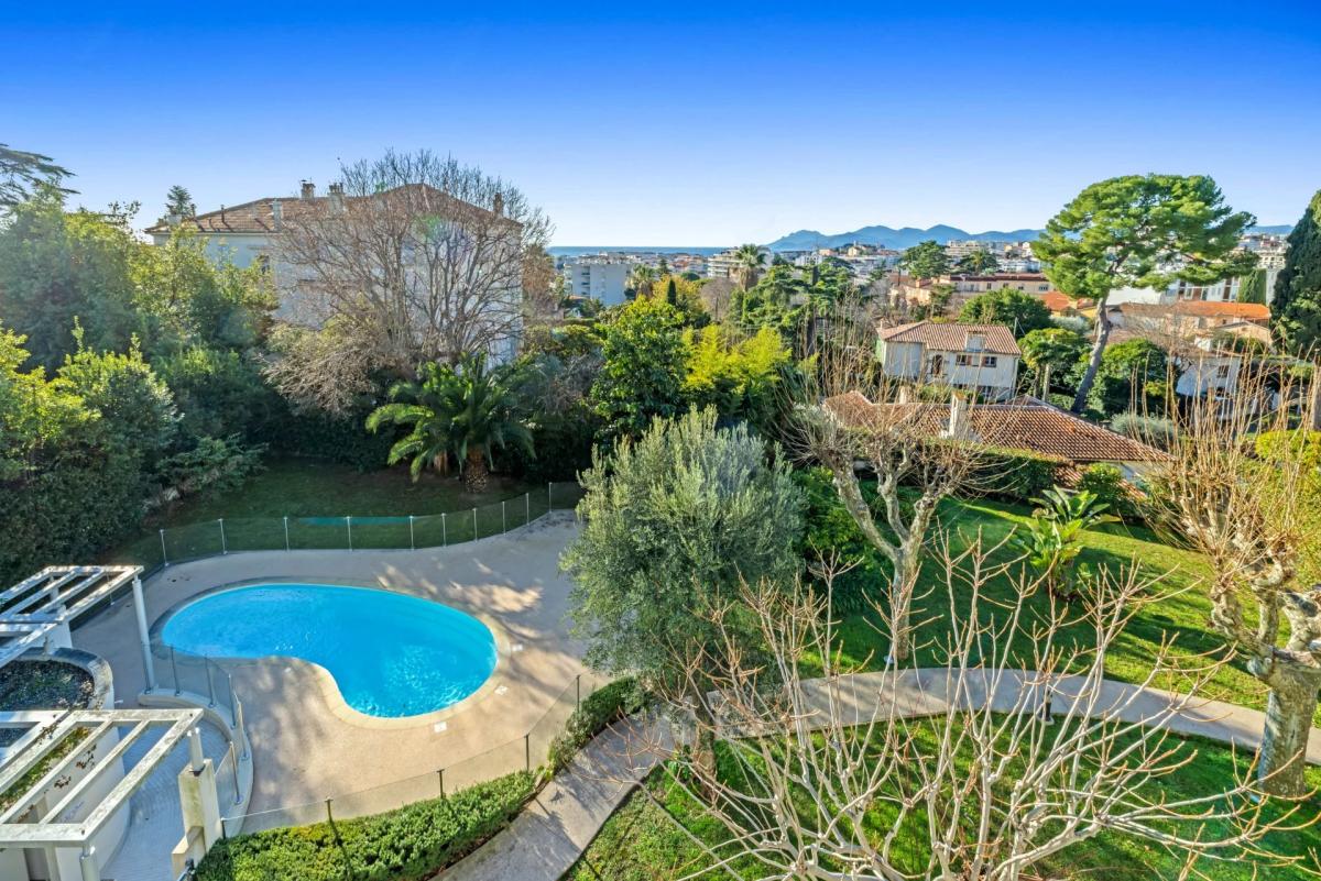 Cannes Montrose : Appartement en dernier étage, avec vue mer à v