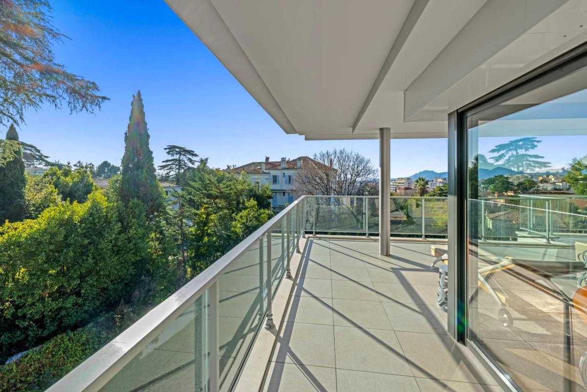 Cannes Montrose : Appartement en dernier étage, avec vue mer à v