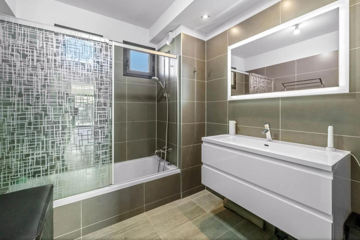 Cannes Montrose : Appartement en dernier étage, avec vue mer à v