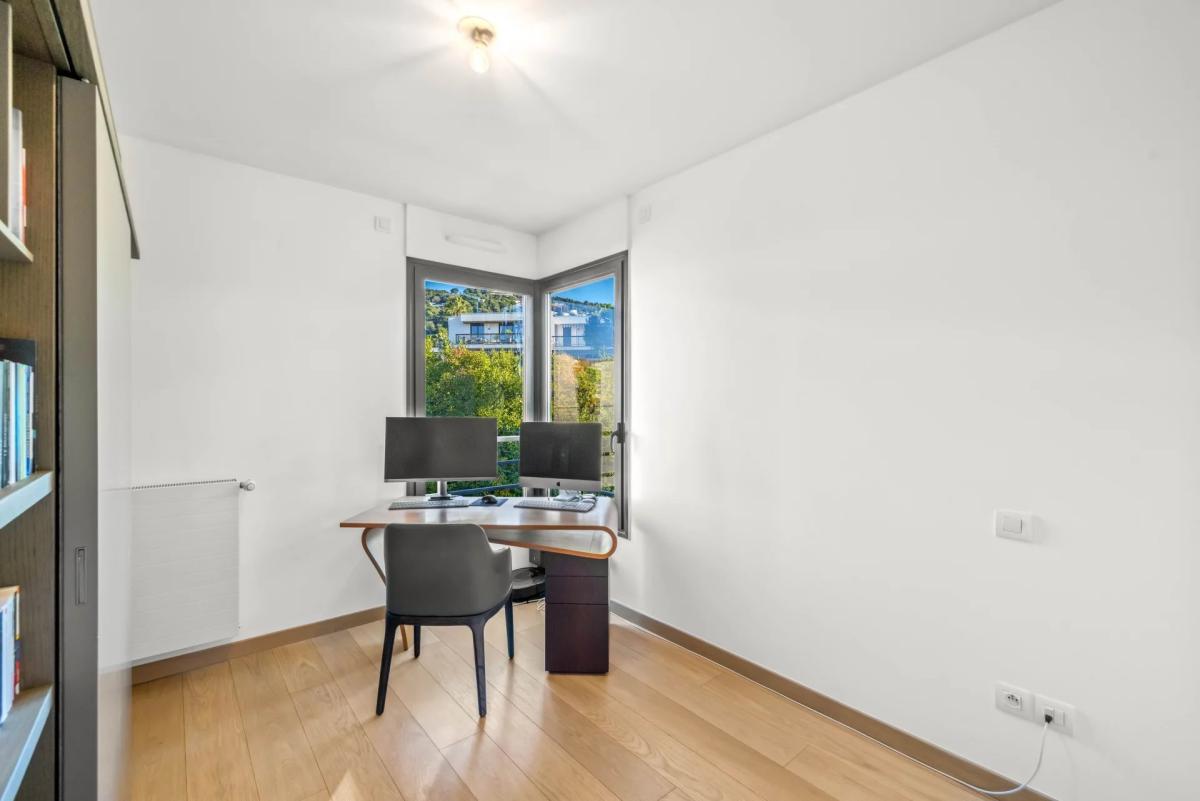 Cannes Montrose : Appartement en dernier étage, avec vue mer à v