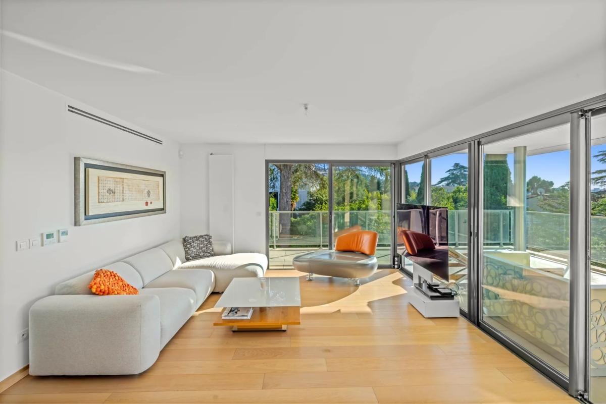 Cannes Montrose : Appartement en dernier étage, avec vue mer à v