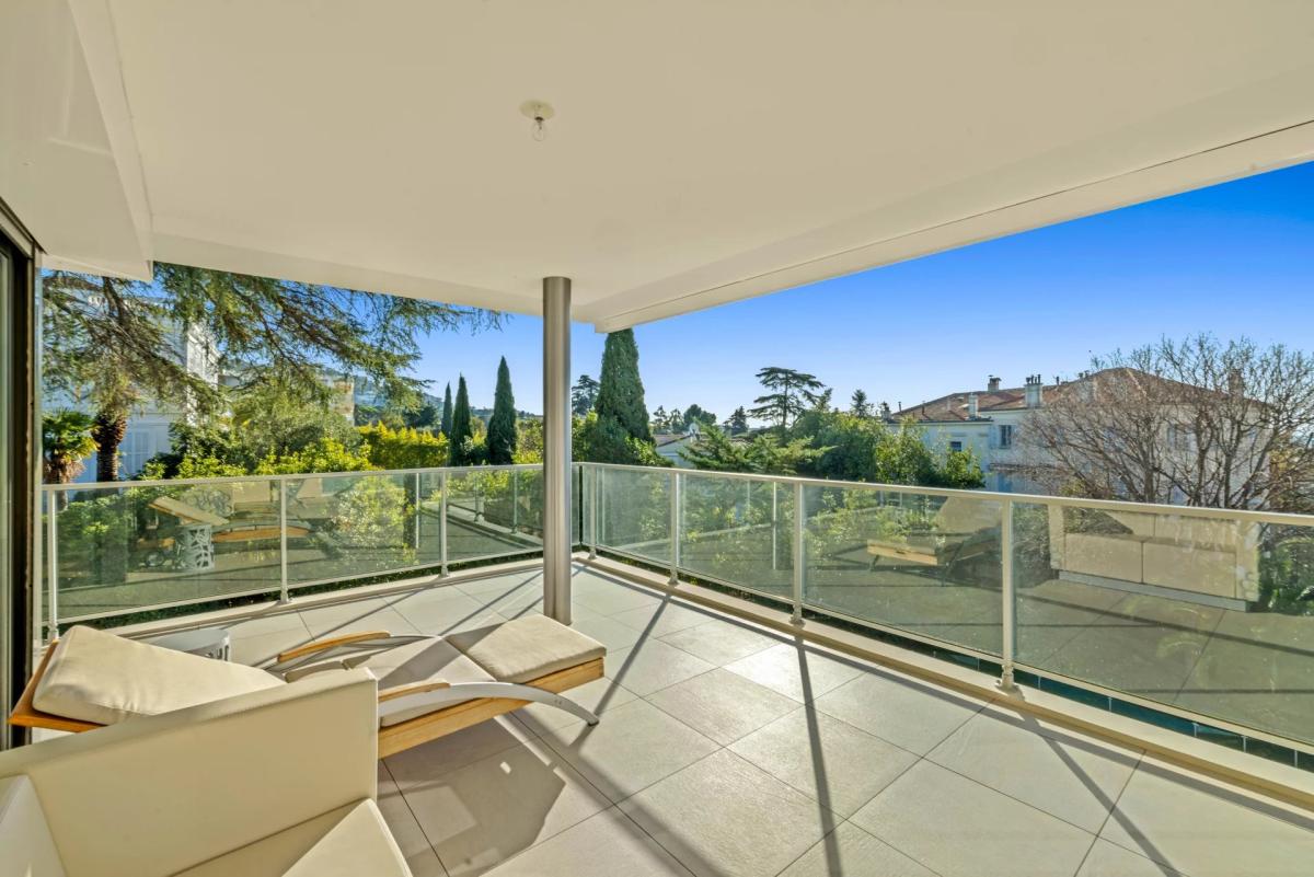 Cannes Montrose : Appartement en dernier étage, avec vue mer à v