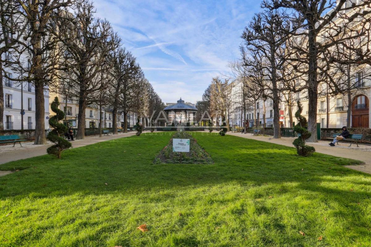 PARIS XVème Nord – Place du commerce 2/3 pièces – Vue dégagée to