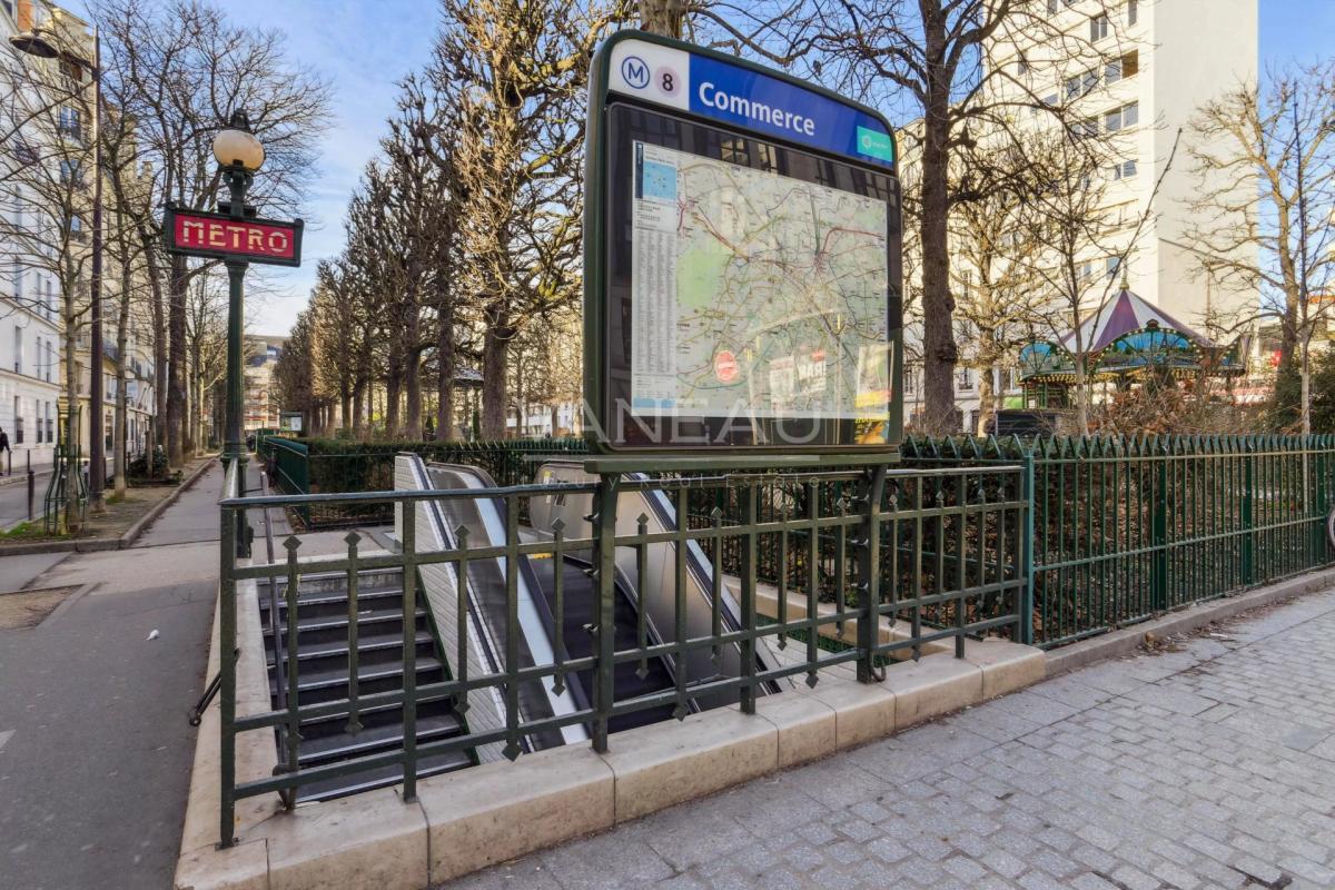 PARIS XVème Nord – Place du commerce 2/3 pièces – Vue dégagée to