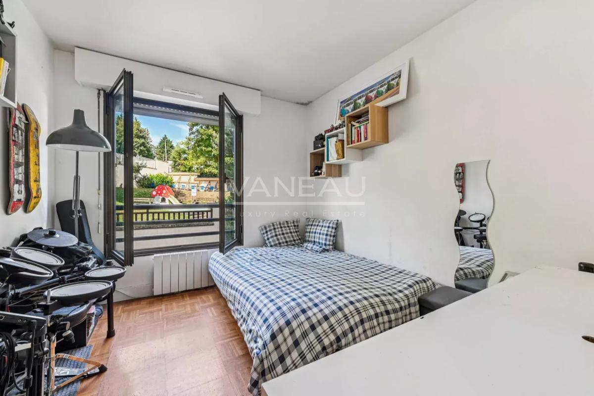 SURESNES - Appartement familial avec terrasse et balcon.