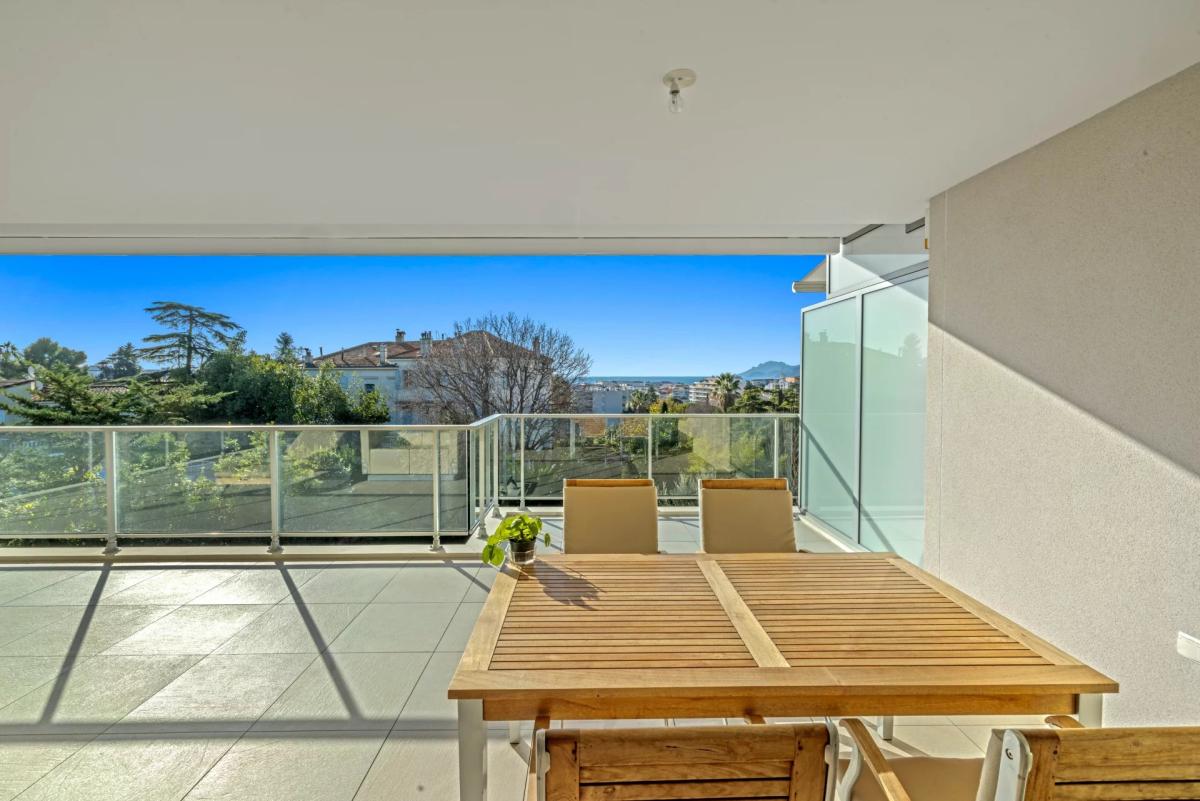 Cannes Montrose : Appartement en dernier étage, avec vue mer à v