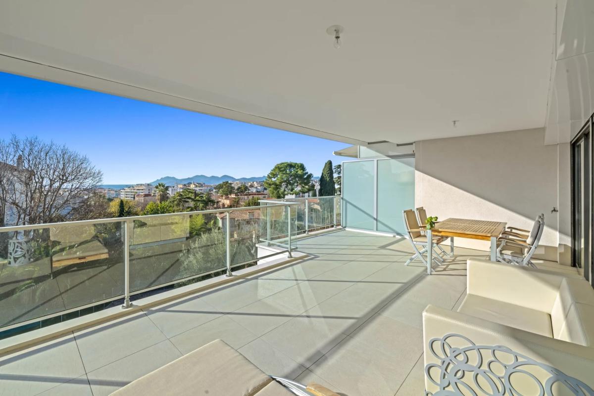 Cannes Montrose : Appartement en dernier étage, avec vue mer à v