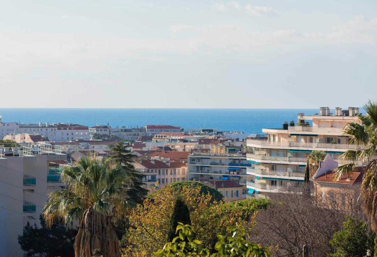 Cannes Montrose : Appartement en dernier étage, avec vue mer à v
