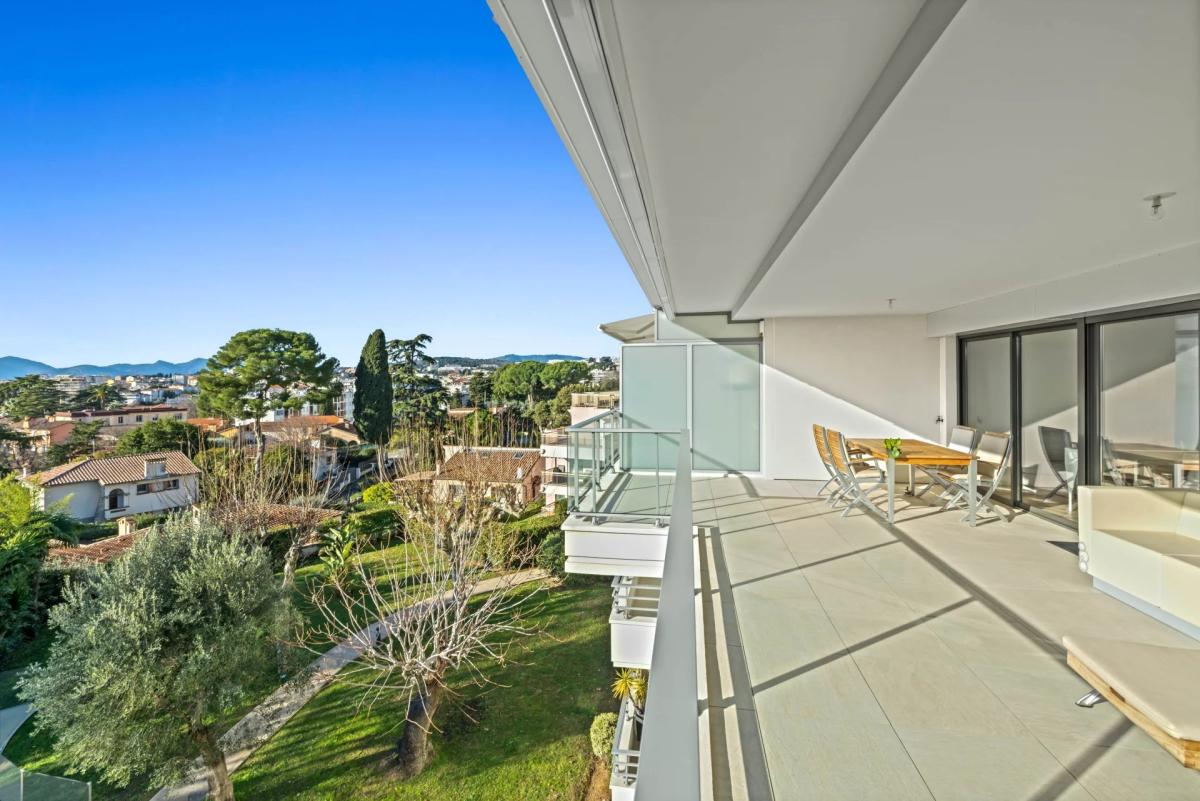Cannes Montrose : Appartement en dernier étage, avec vue mer à v
