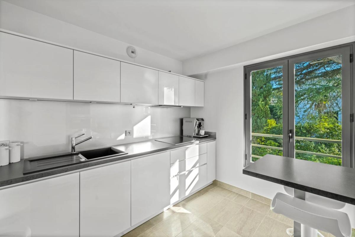 Cannes Montrose : Appartement en dernier étage, avec vue mer à v