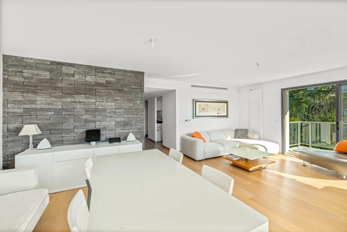 Cannes Montrose : Appartement en dernier étage, avec vue mer à v