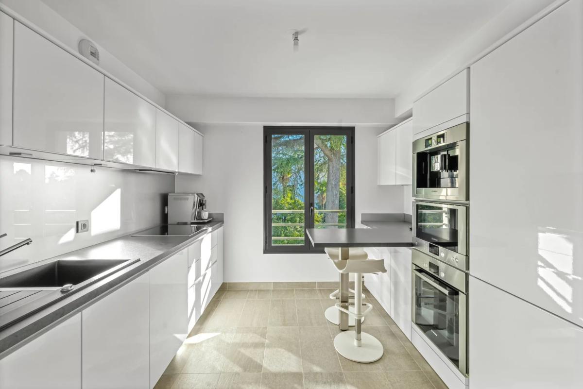 Cannes Montrose : Appartement en dernier étage, avec vue mer à v