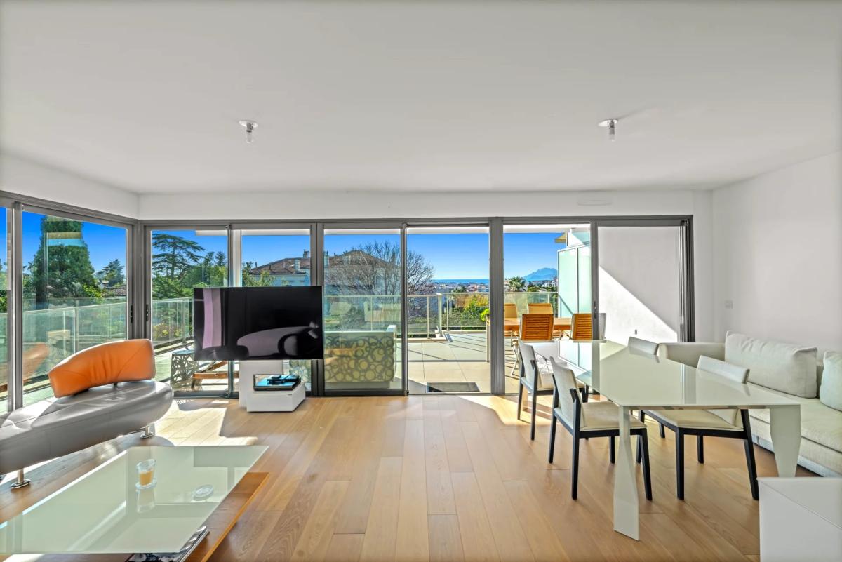 Cannes Montrose : Appartement en dernier étage, avec vue mer à v