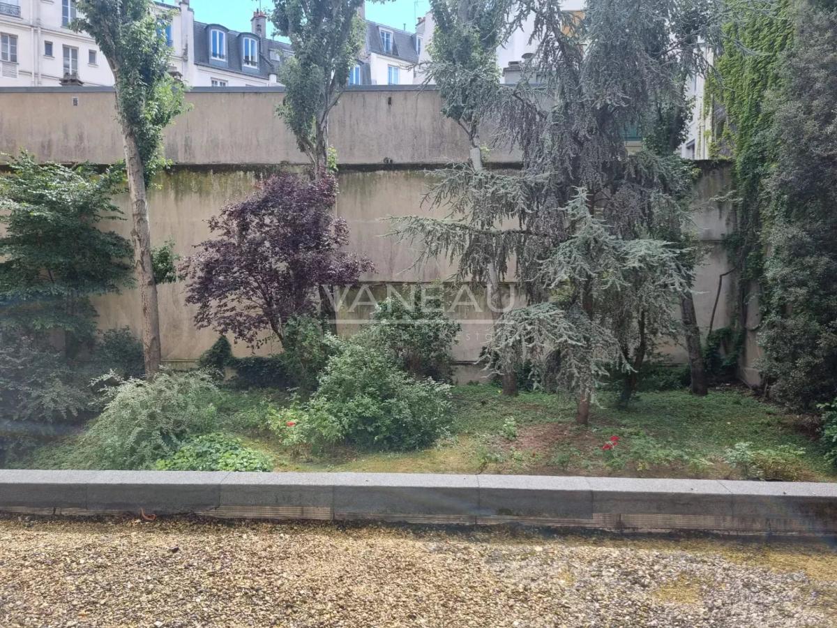 Paris XIVe – studette sur cour arborée