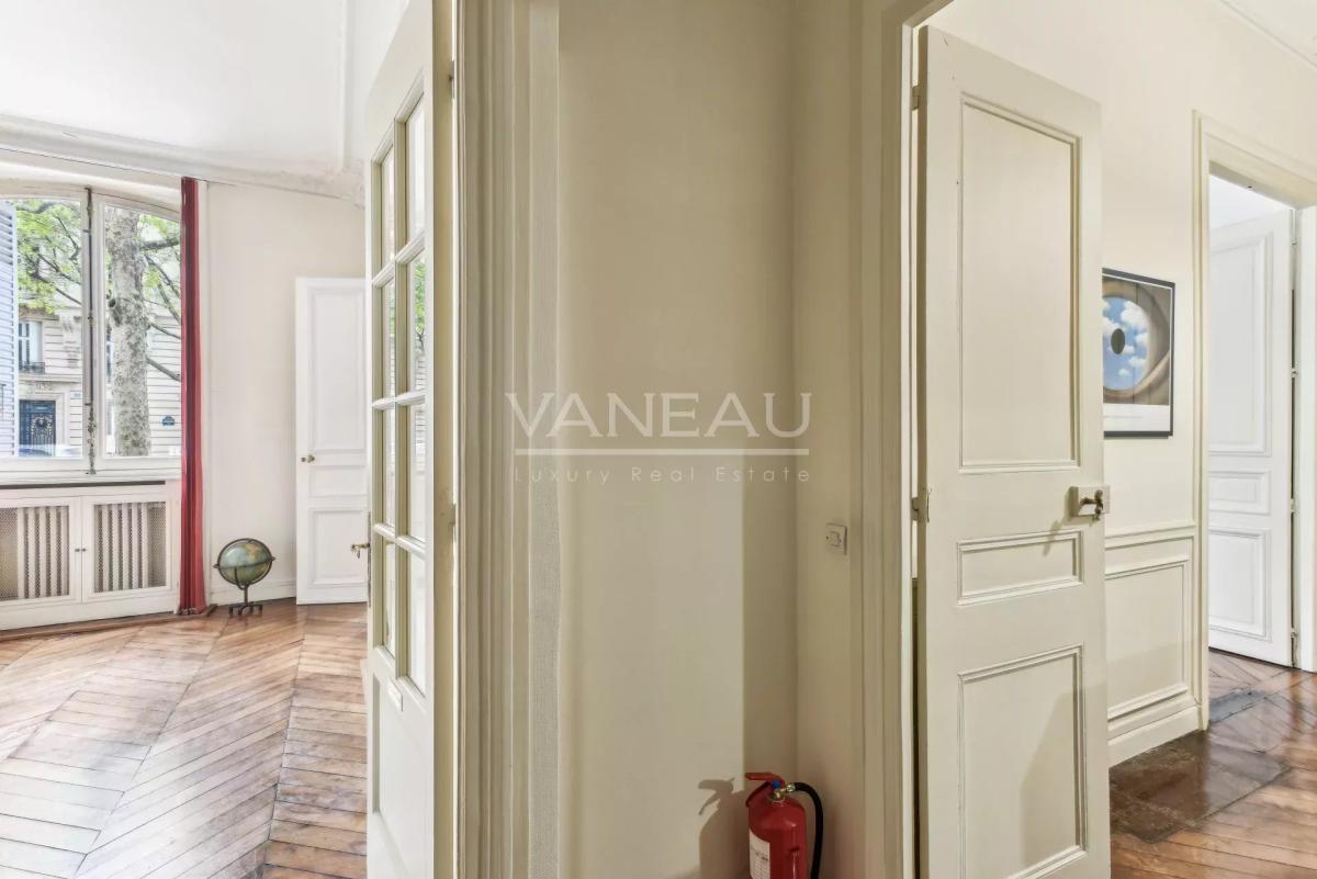 PARIS VIII - Parc Monceau - Appartement Haussmannien de 2 pièces