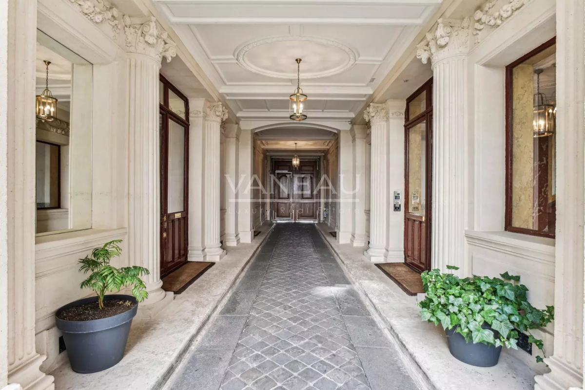 PARIS VIII - Parc Monceau - Appartement Haussmannien de 2 pièces