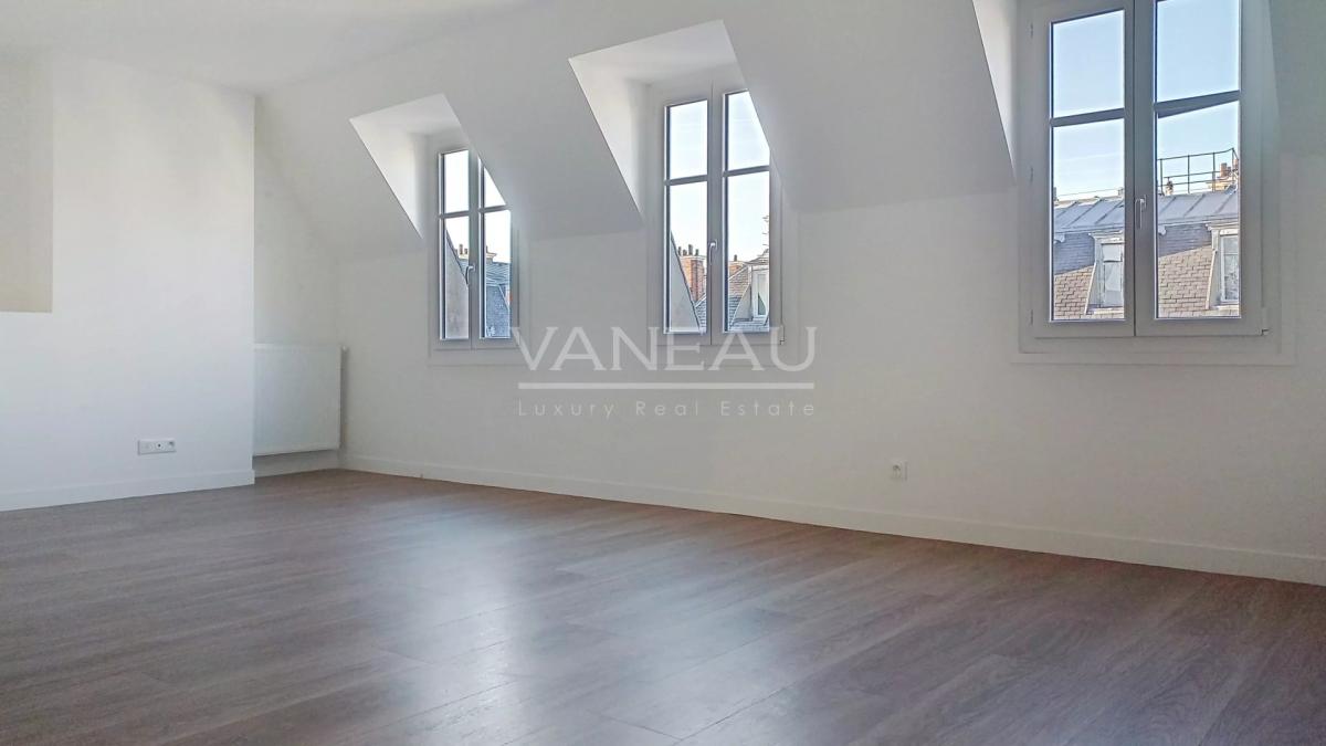 PARIS XVII - Appartement en étage élevé avec deux chambres - Rue