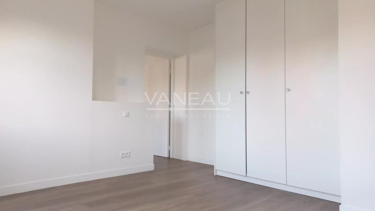 PARIS XVII - Appartement en étage élevé avec deux chambres - Rue