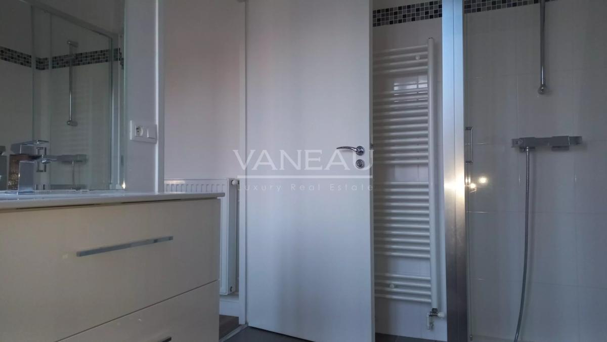 PARIS XVII - Appartement en étage élevé avec deux chambres - Rue