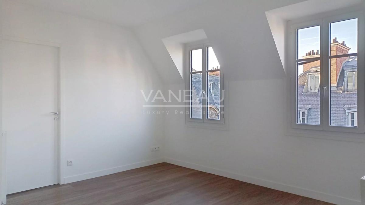 PARIS XVII - Appartement en étage élevé avec deux chambres - Rue