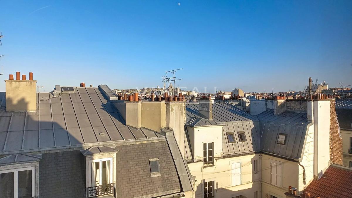 PARIS XVII - Appartement en étage élevé avec deux chambres - Rue