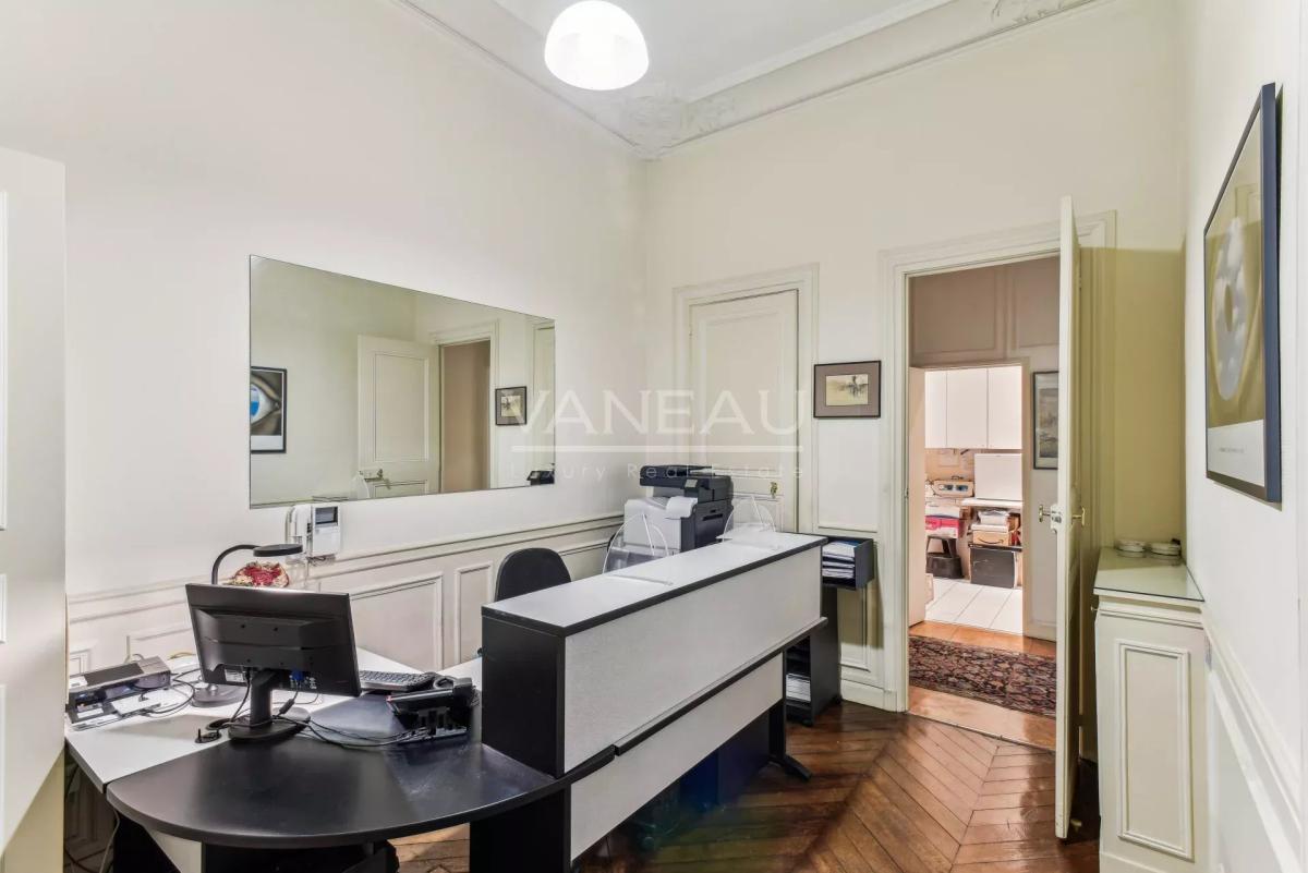 PARIS VIII - Parc Monceau - Appartement Haussmannien de 2 pièces