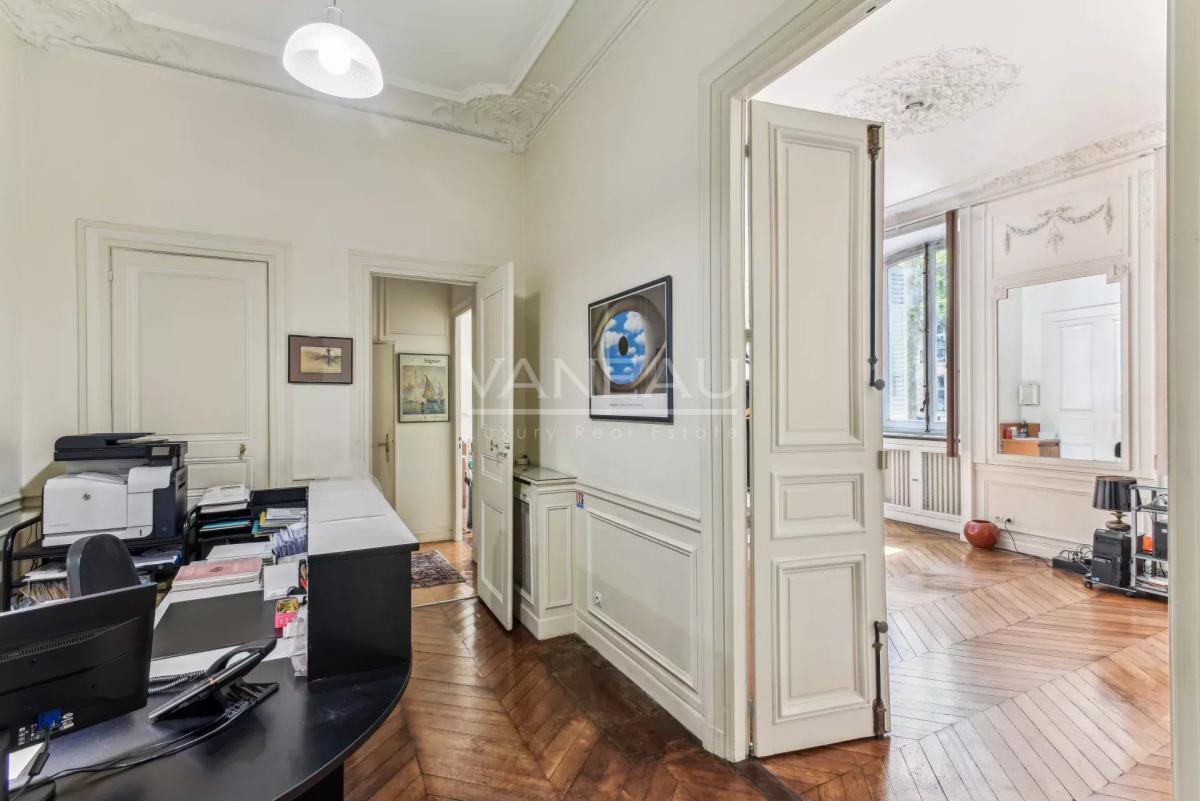 PARIS VIII - Parc Monceau - Appartement Haussmannien de 2 pièces