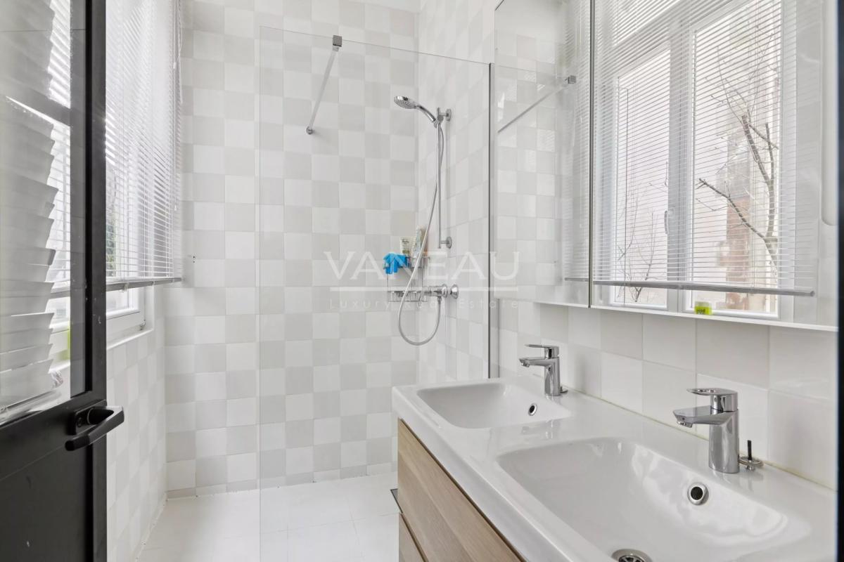 Paris IXe - rue de Liège - 6 pièces, 4 chambres - Standing