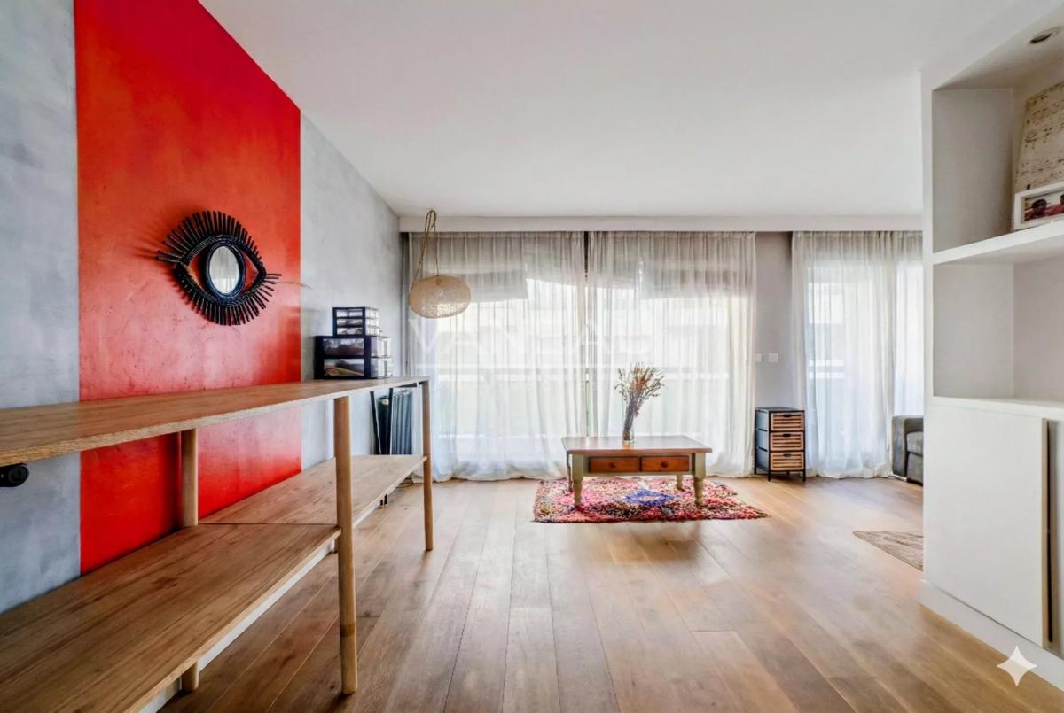 Terrasse et balcon. Cave et parking