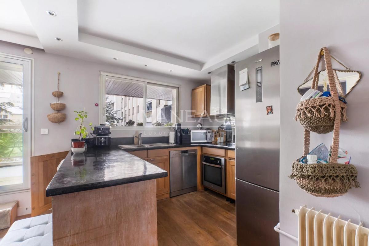 Terrasse et balcon. Cave et parking