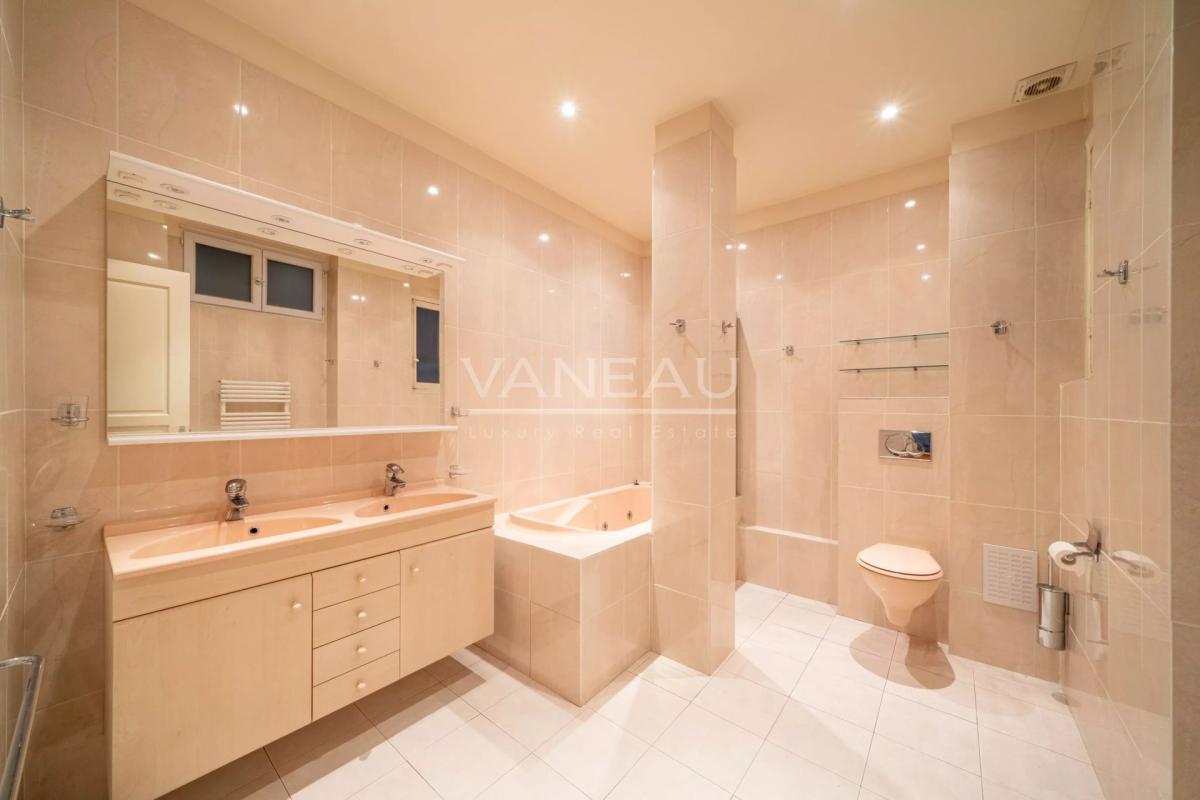 Paris XVIe Trocadéro - Vue tour Eiffel  Appartement Familial et 