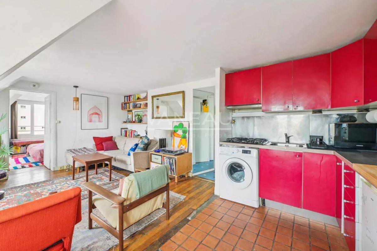 PARIS IIIe - Bretagne - Dernier étage calme et ensoleillé avec v