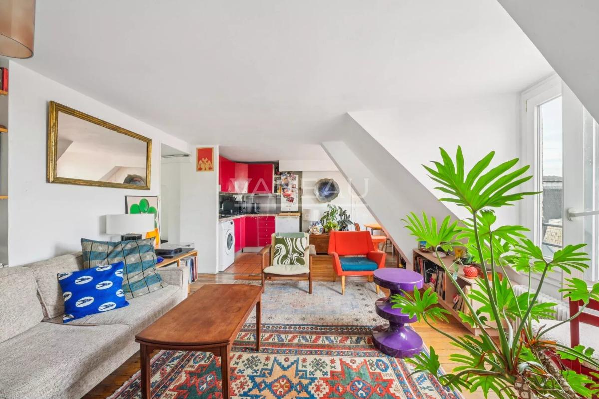 PARIS IIIe - Bretagne - Dernier étage calme et ensoleillé avec v