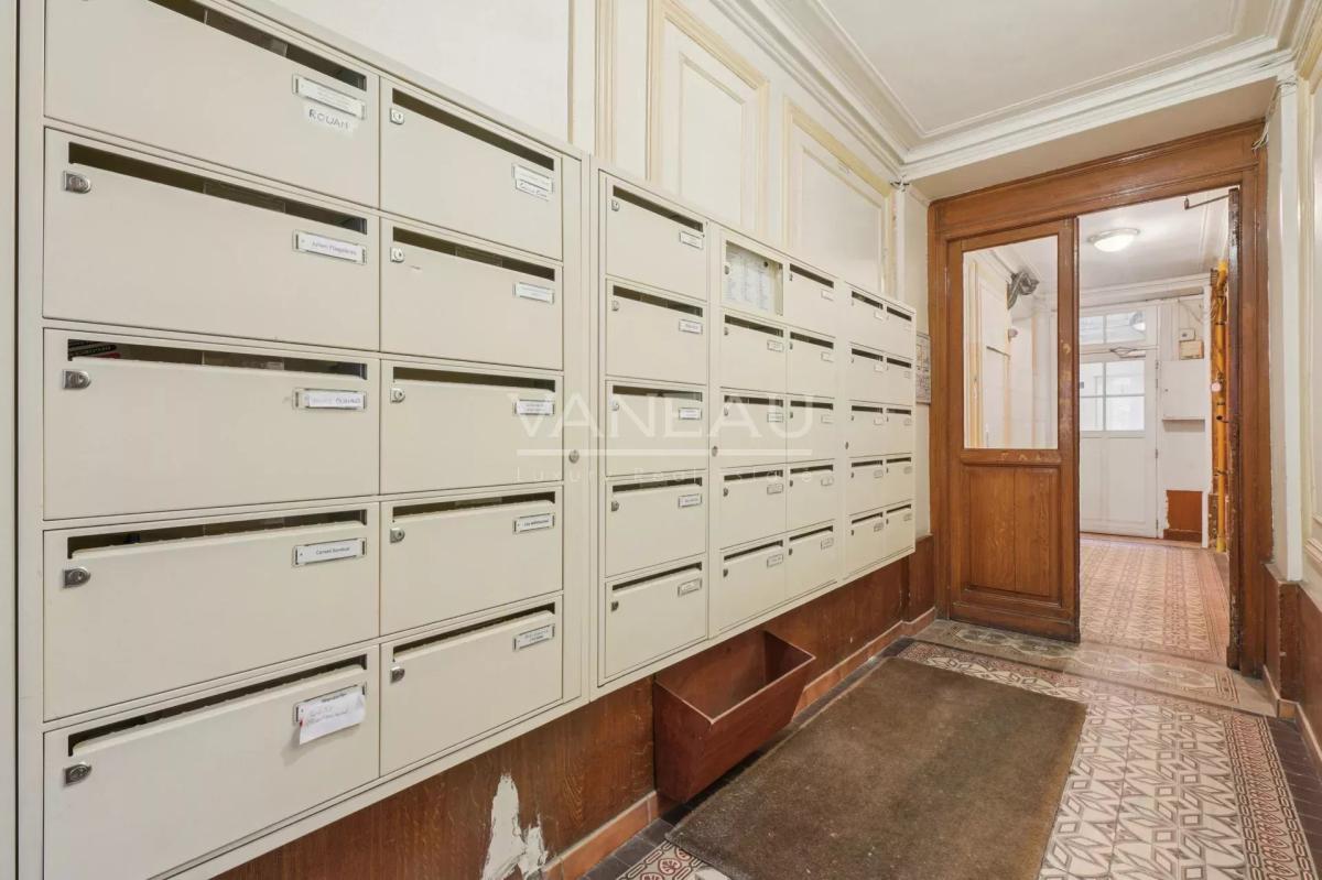 PARIS IIIe - Bretagne - Dernier étage calme et ensoleillé avec v