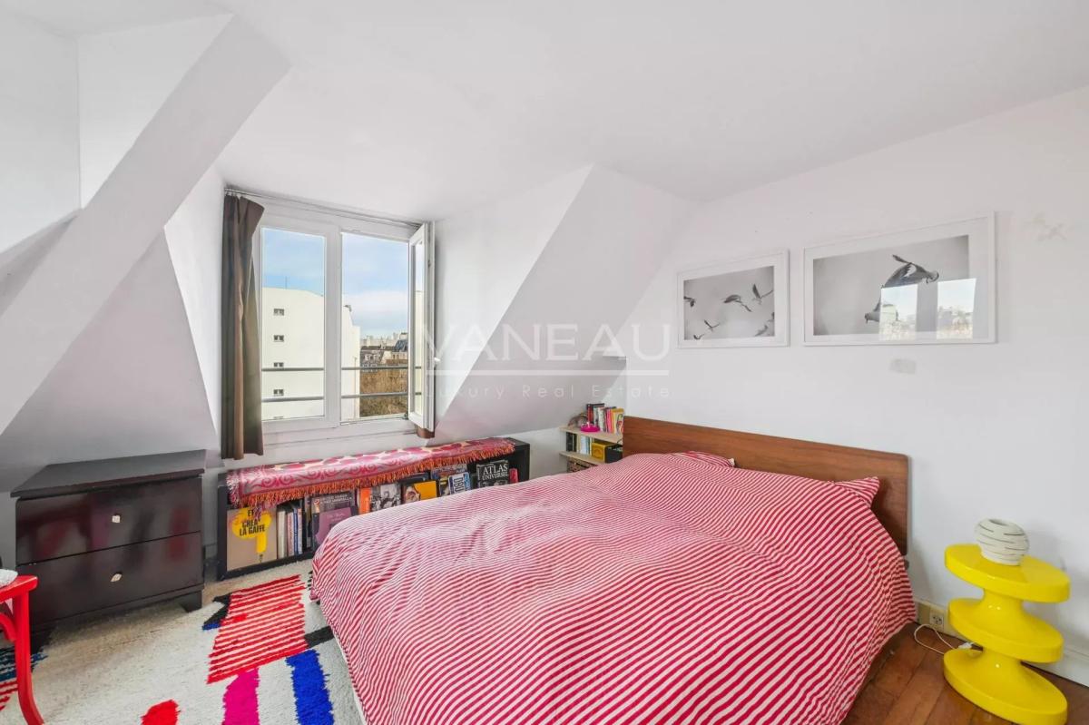 PARIS IIIe - Bretagne - Dernier étage calme et ensoleillé avec v