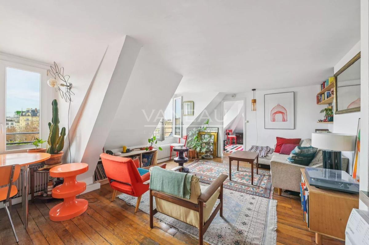 PARIS IIIe - Bretagne - Dernier étage calme et ensoleillé avec v