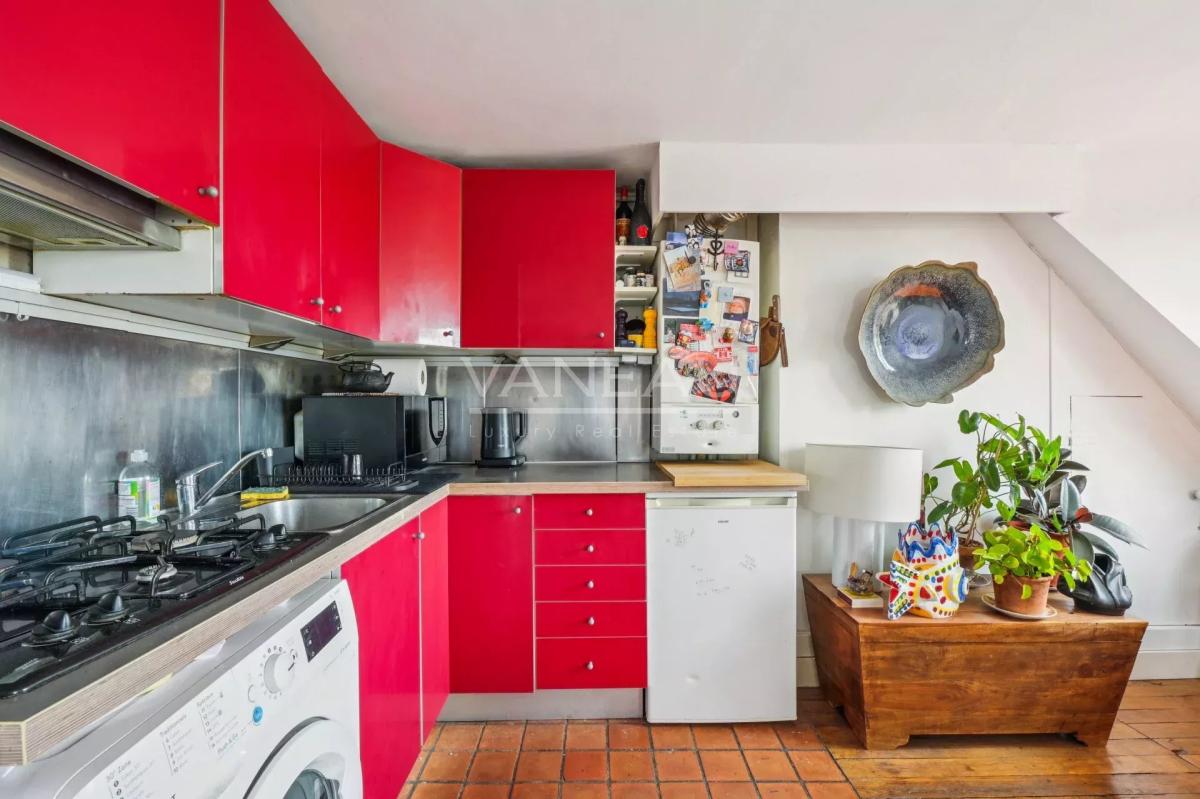 PARIS IIIe - Bretagne - Dernier étage calme et ensoleillé avec v