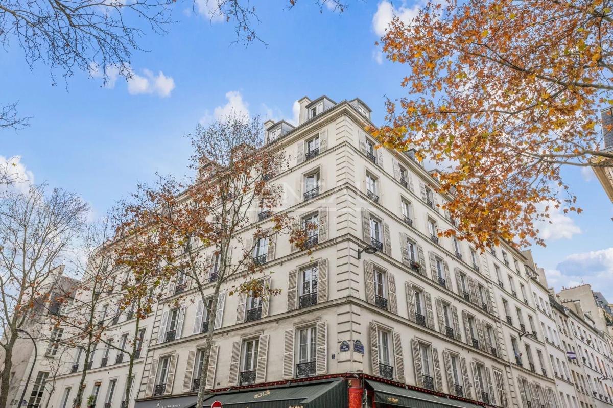 PARIS IIIe - Bretagne - Dernier étage calme et ensoleillé avec v