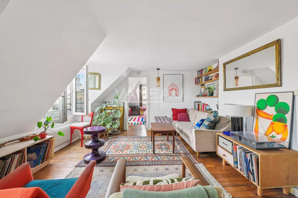 PARIS IIIe - Bretagne - Dernier étage calme et ensoleillé avec v