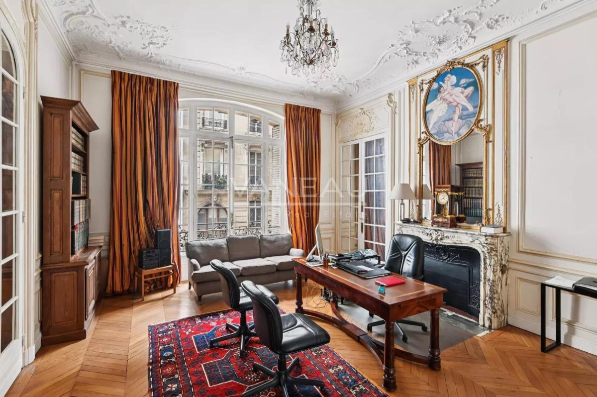 Paris XVIe - IENA - Place de l'Amiral de Grasse.