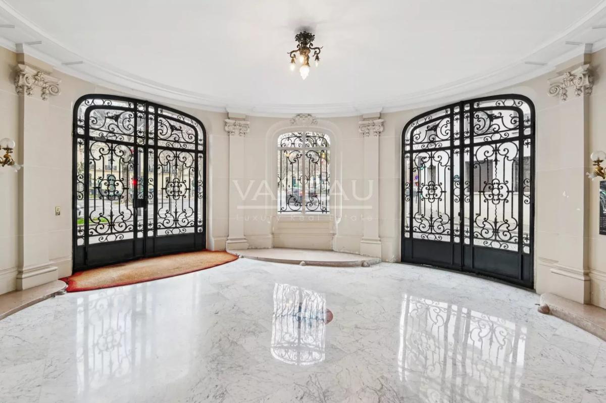 Paris XVIe - IENA - Place de l'Amiral de Grasse.