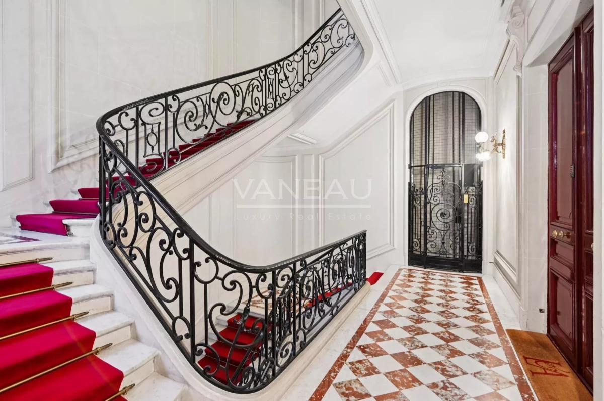 Paris XVIe - IENA - Place de l'Amiral de Grasse.